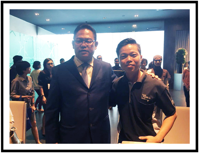 VYROX Peter taking photo with Tan Sri Noh Bin Omar - The Minister of Urban Wellbeing, Housing and Local Government